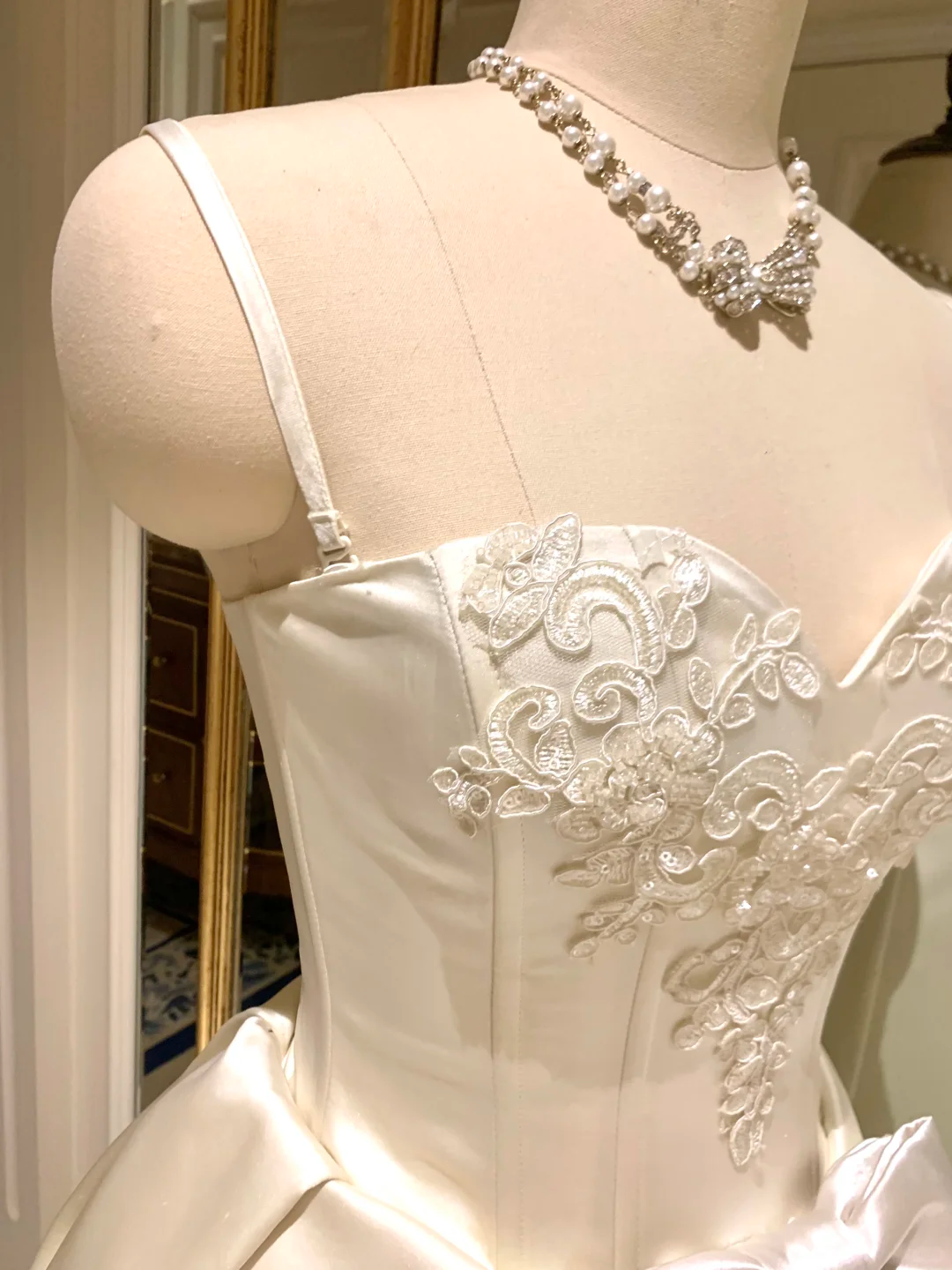 Pretty White Satin Tulle Appliques Short 20th Birthday Outfits Formal Homecoming Dress With Bow Y9406