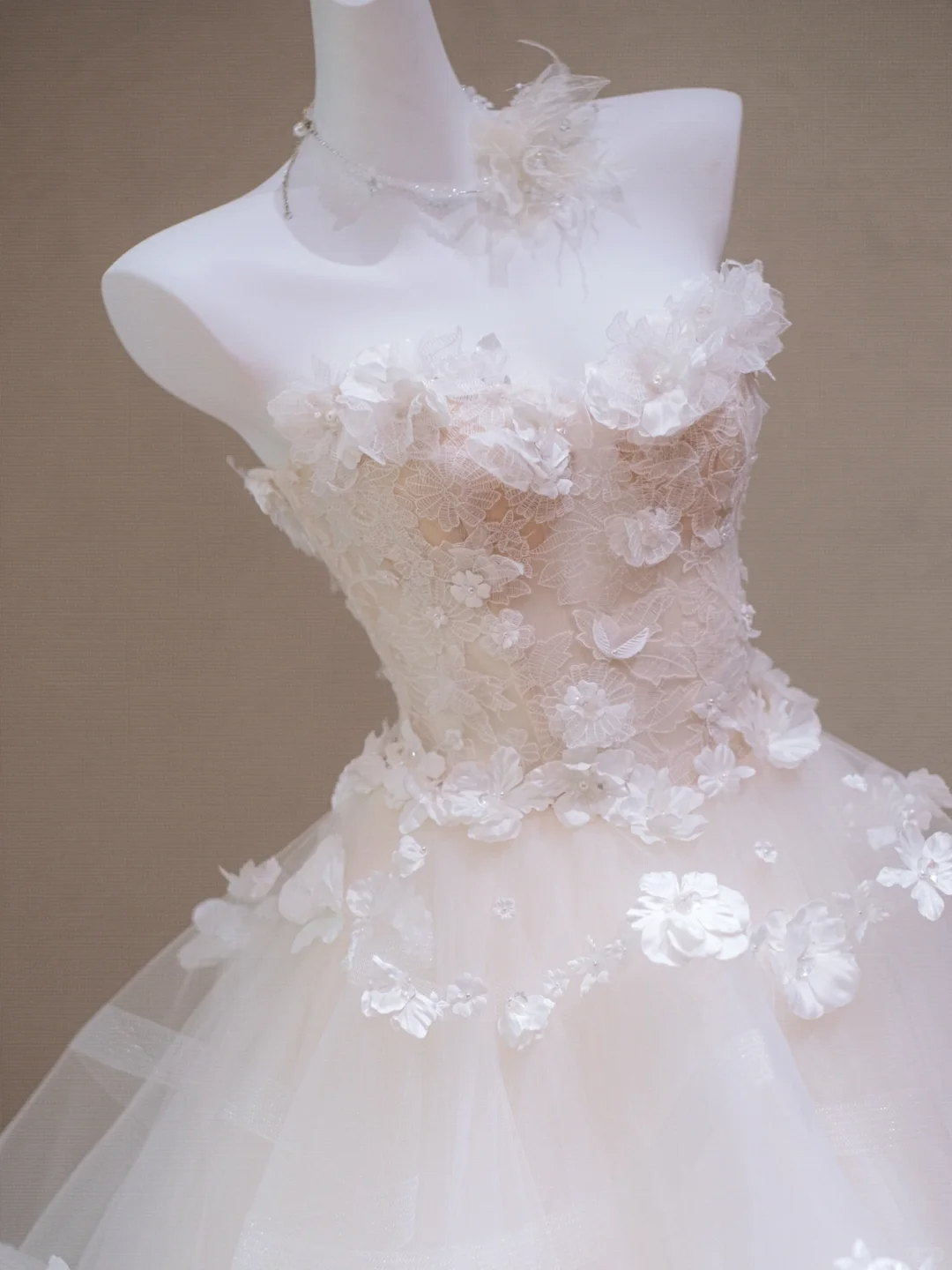 Sweet Strapless Tulle Appliques White Long Wedding Dress Bridal Dress Y9109