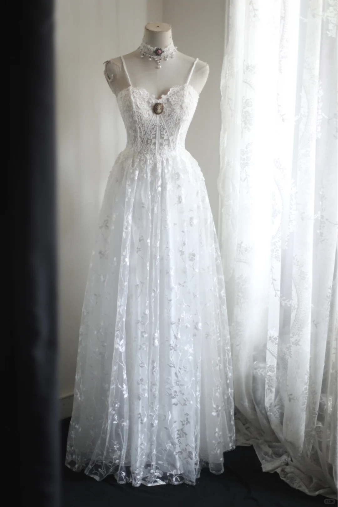 Pretty Spaghetti Straps White Lace A Line Formal Wedding Dress Y9032