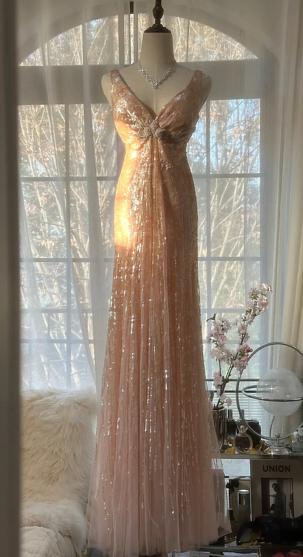Sparkly Spaghetti Straps Pink V Neck Exquisite Beaded Sequin Long Evening Gown Party Dress Y9796