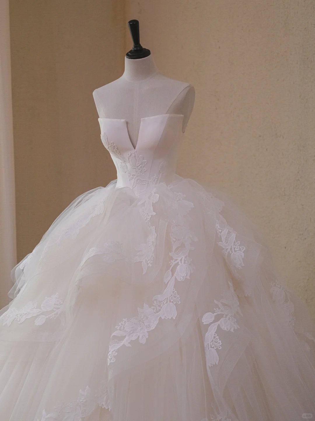 Gorgeous White Strapless Tulle Appliques Long Wedding Dress Bridal Dress Y9110