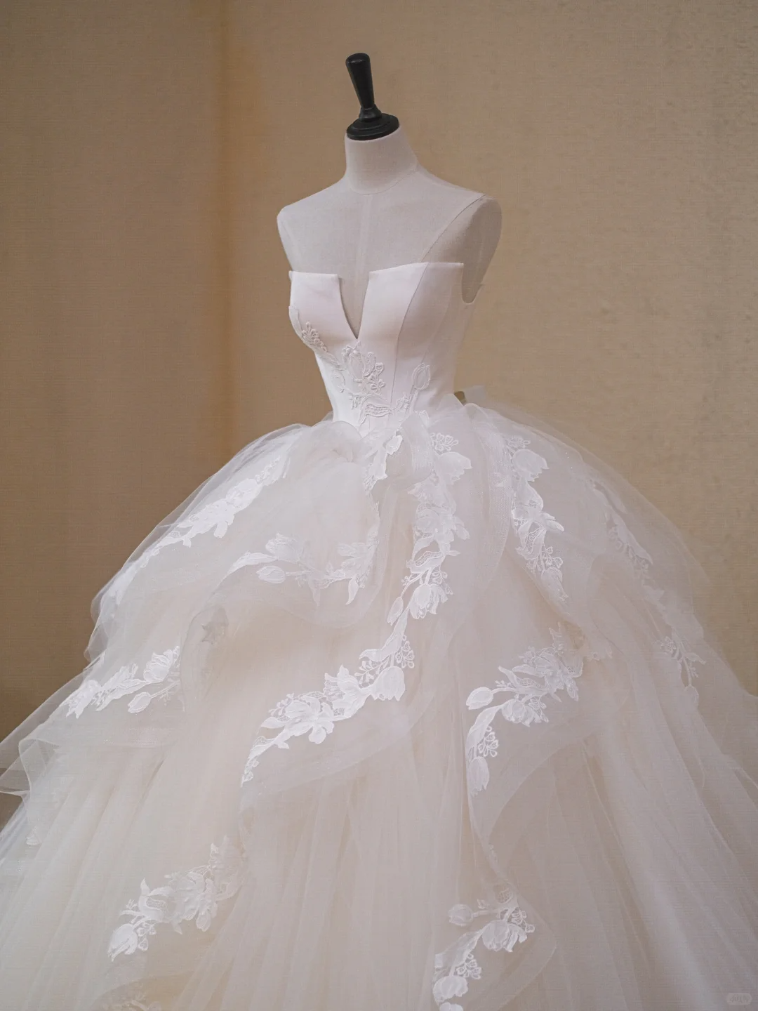 Gorgeous White Strapless Tulle Appliques Long Wedding Dress Bridal Dress Y9110