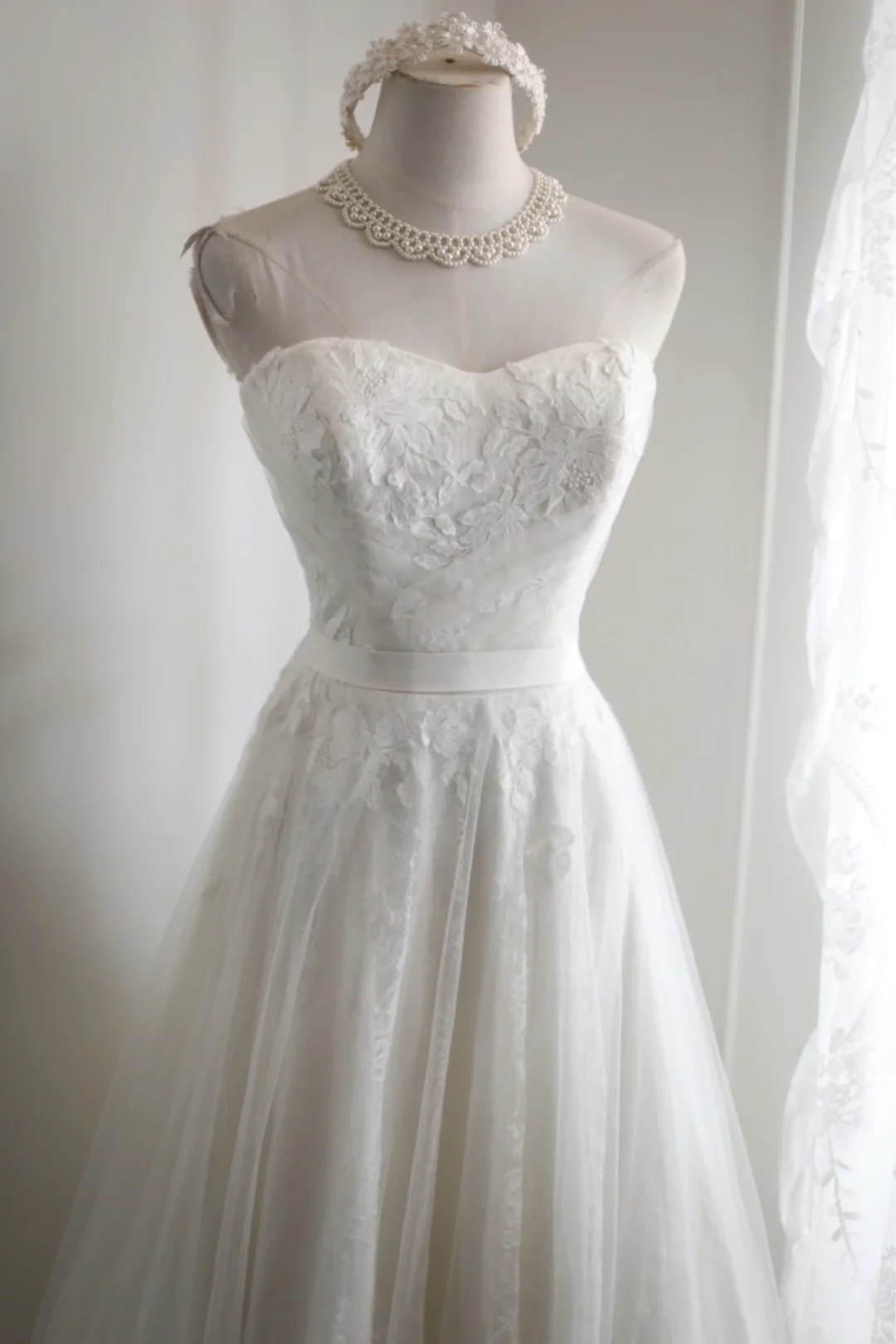 Charming White Strapless Tulle Lace Appliques A Line Long Wedding Dress Y9036