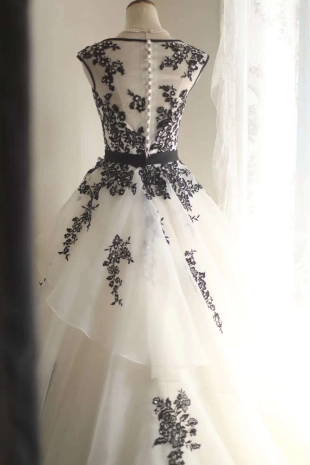 Vintage Sleeveless White Tulle Black Appliques Long Wedding Dress Y9033