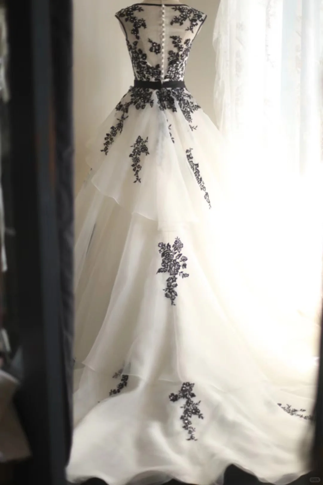 Vintage Sleeveless White Tulle Black Appliques Long Wedding Dress Y9033