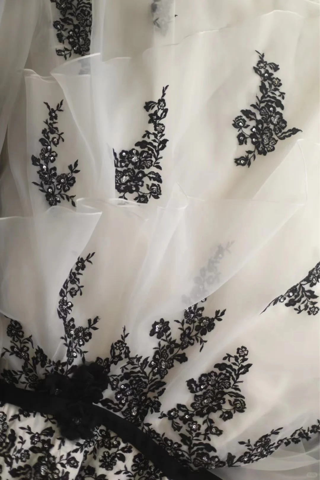 Vintage Sleeveless White Tulle Black Appliques Long Wedding Dress Y9033