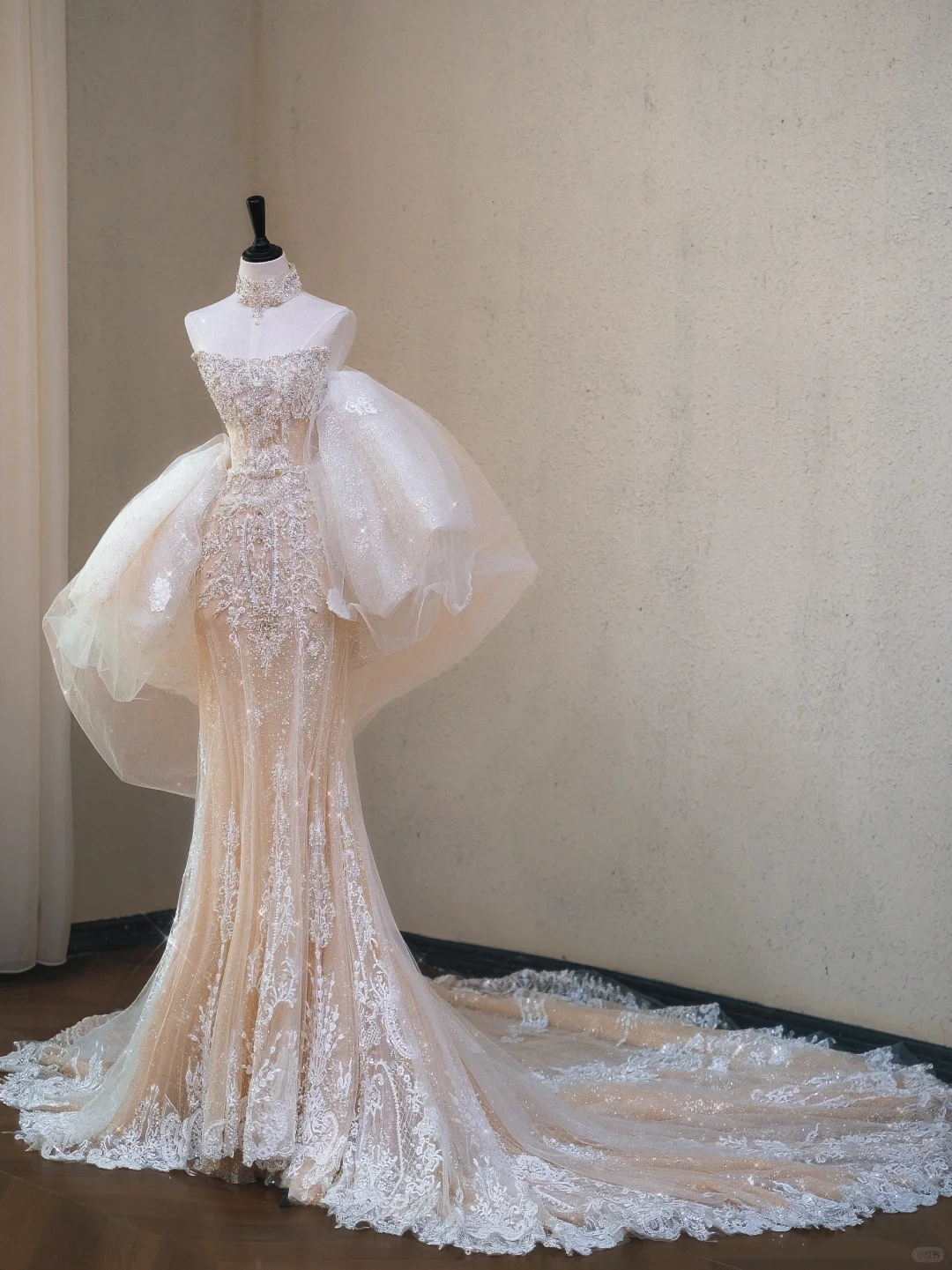 Classy Champagne Strapless Tulle Lace Appliques Mermaid Long Wedding Dress Bridal Dress Y9111
