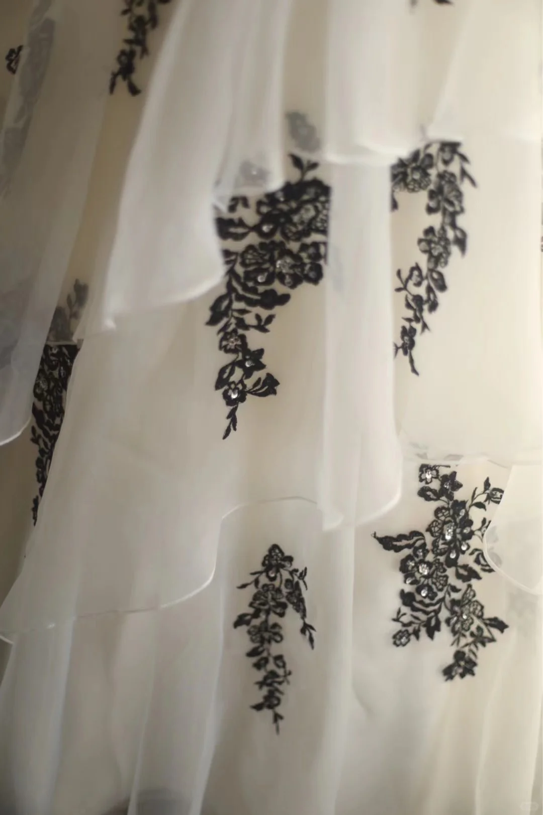 Vintage Sleeveless White Tulle Black Appliques Long Wedding Dress Y9033
