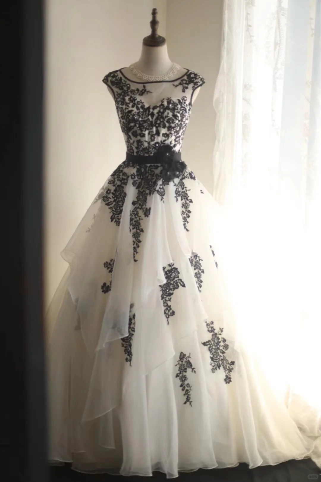 Vintage Sleeveless White Tulle Black Appliques Long Wedding Dress Y9033