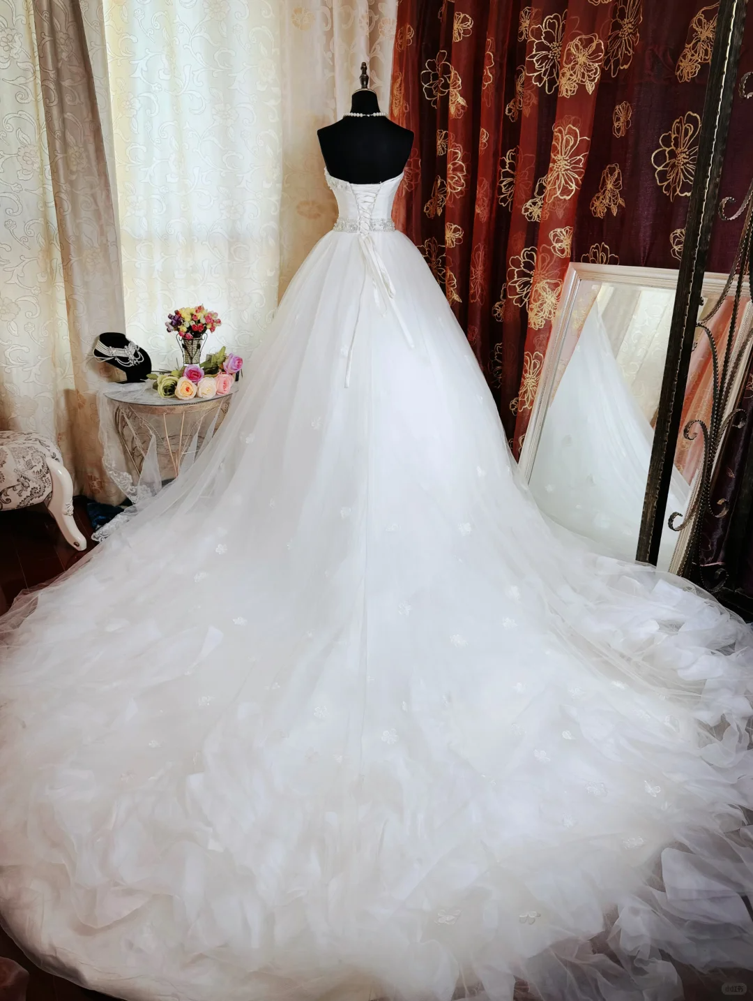 Elegant Sweetheart Neck White Tulle Beaded Appliques Long Wedding Dress SP2380
