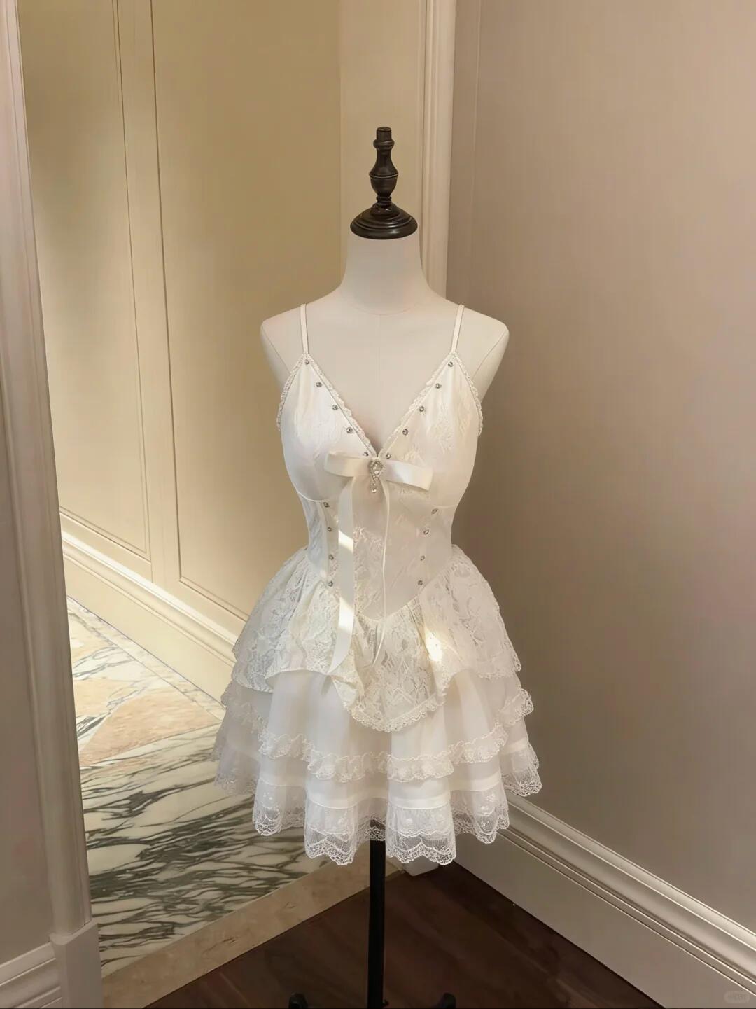 Elegant Spaghetti Straps V Neck Satin Lace Short Birthday Outfits White Short 6th Grade Homecoming Dress SP2392
