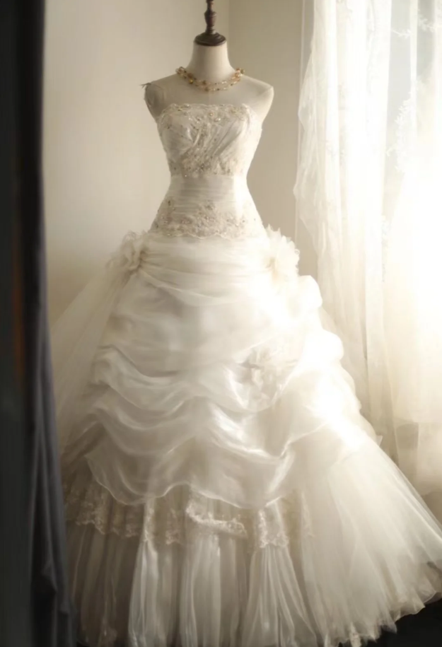 Glamorous Strapless Tulle Lace Beaded Pleated White Long Wedding Dress SP1240