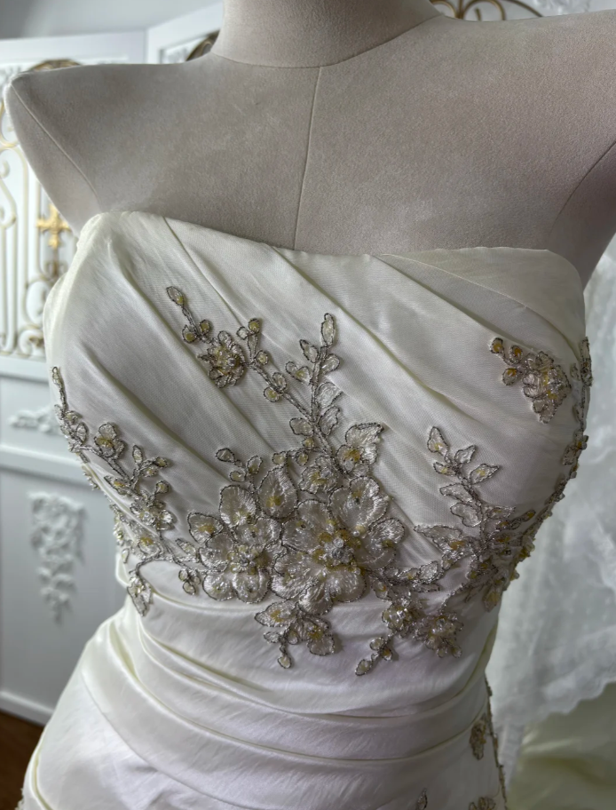 Retro Elegant Three-Dimensional Floral Pleated Bridal Gown, Strapless Embroidered Floral Mermaid Long Wedding Dress SP1774