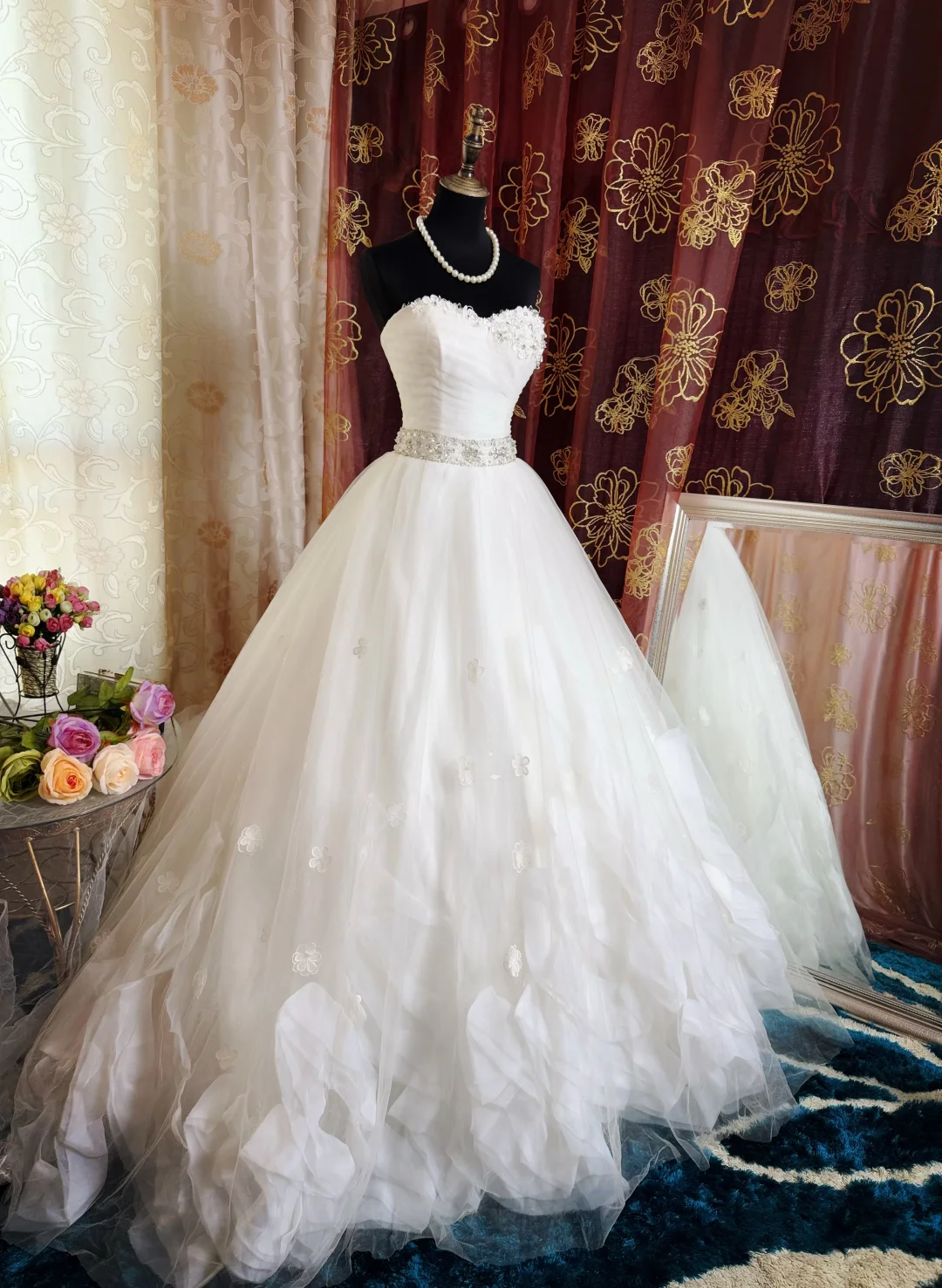 Elegant Sweetheart Neck White Tulle Beaded Appliques Long Wedding Dress SP2380