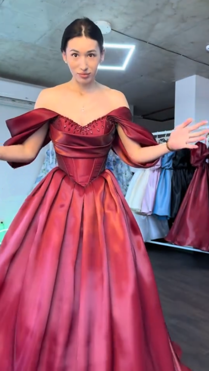 Elegant Burgundy Ball Gown Off The Shoulder Satin Beaded Long Party Dress Prom Gowns SP2145