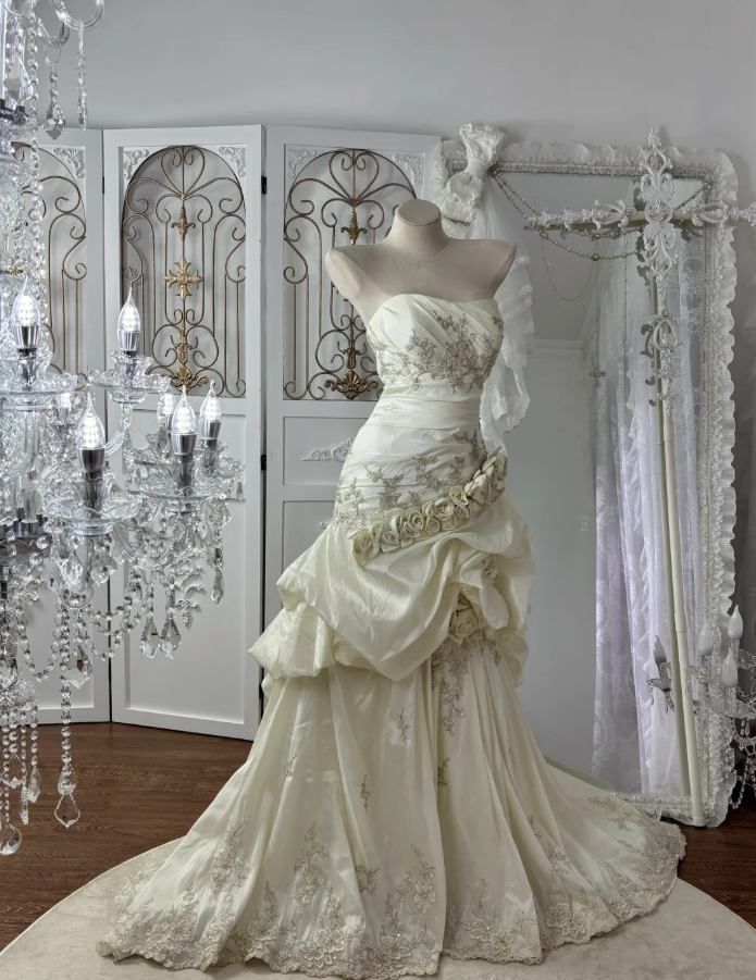 Retro Elegant Three-Dimensional Floral Pleated Bridal Gown, Strapless Embroidered Floral Mermaid Long Wedding Dress SP1774