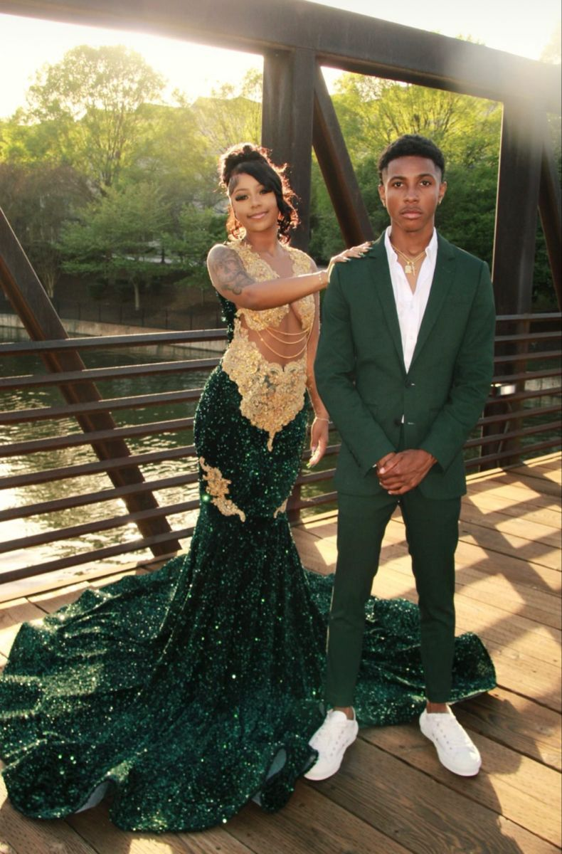 Sparkly Dark Green Mermaid Prom Dresses 2023 For Black Girls Golden Lace Appliques Beaded Tassels Velvet Sequins Party Gown Y4224