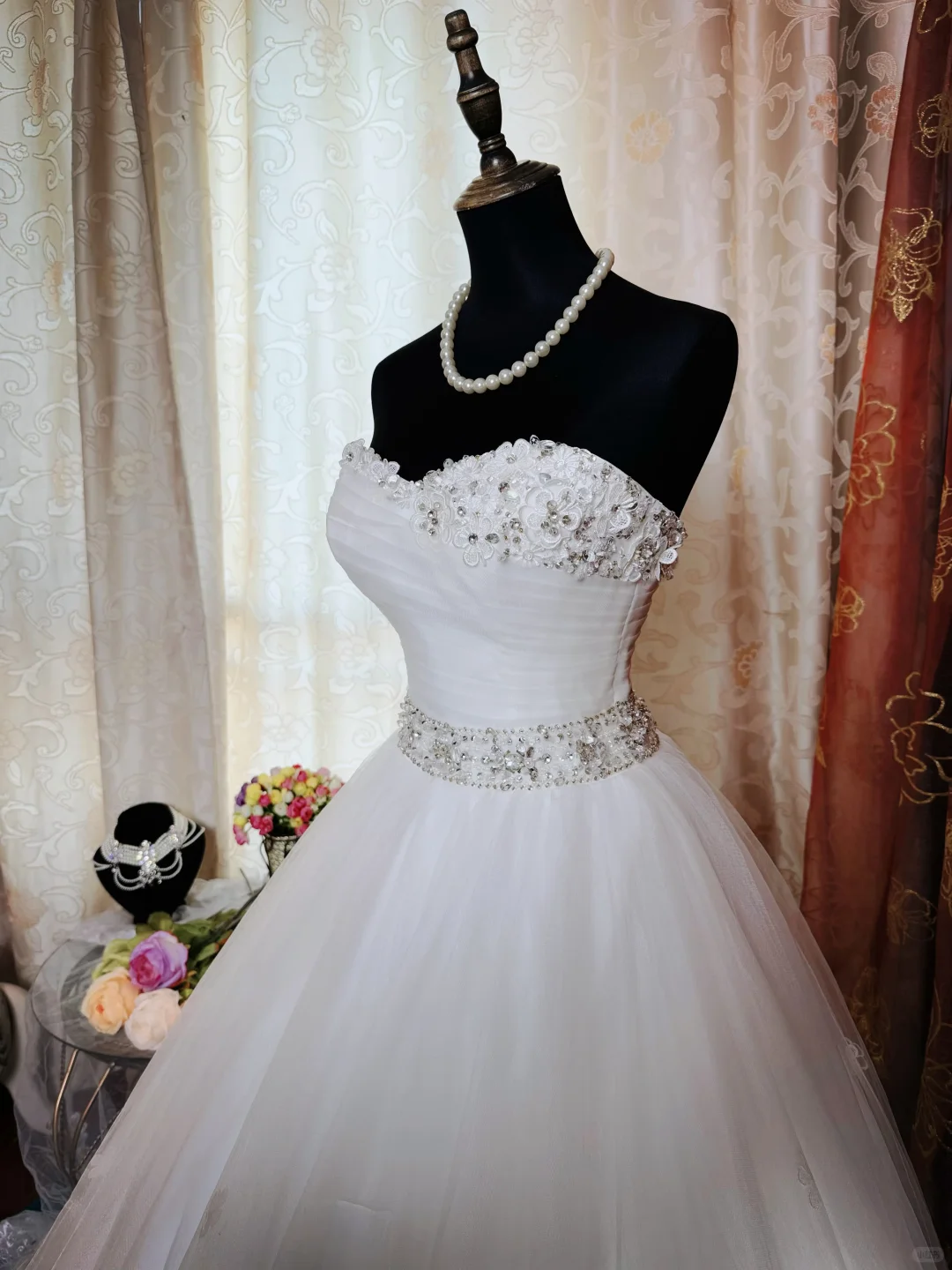 Elegant Sweetheart Neck White Tulle Beaded Appliques Long Wedding Dress SP2380