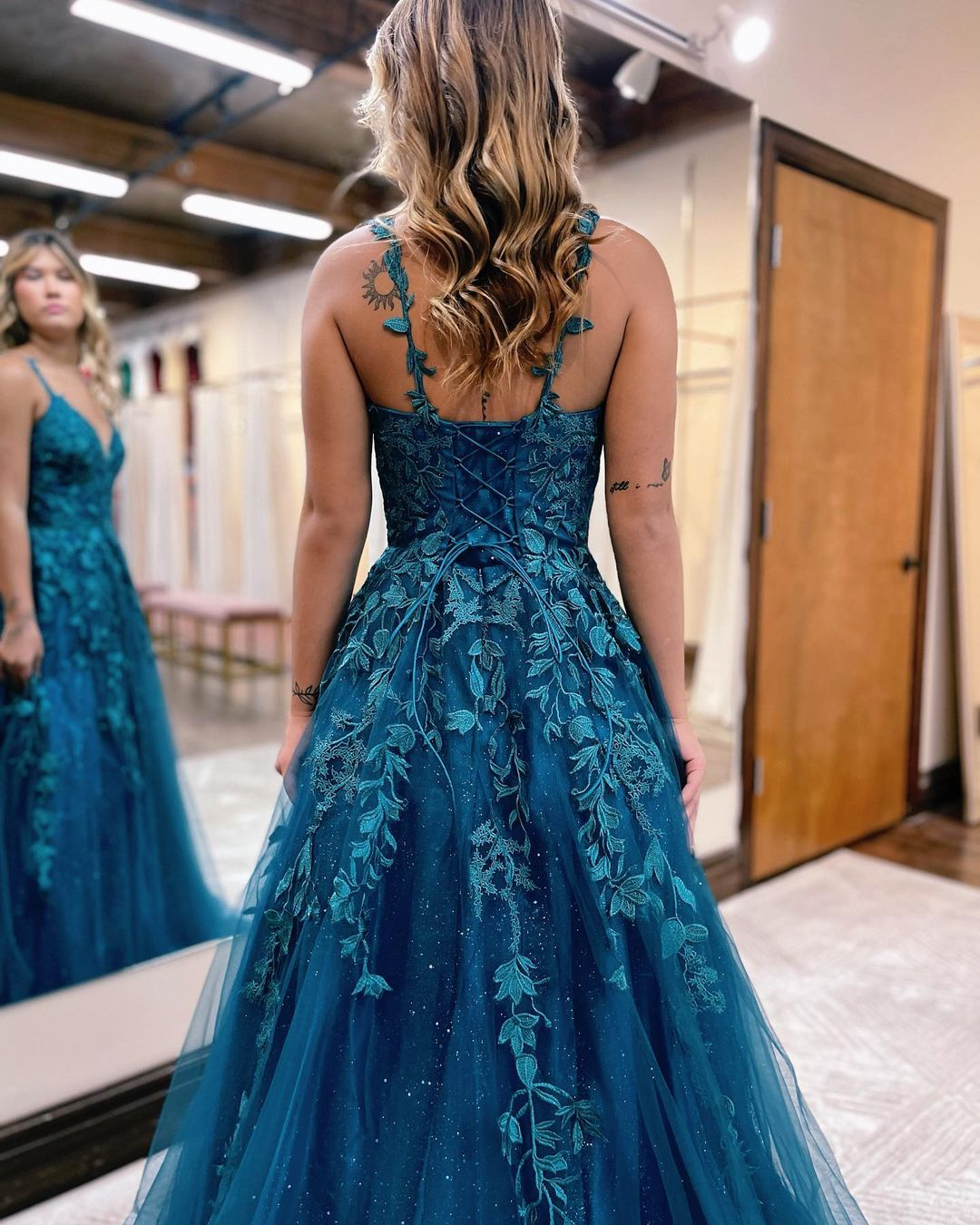 Cute A Line V Neck Tulle Prom Dresses with Appliques Y1810