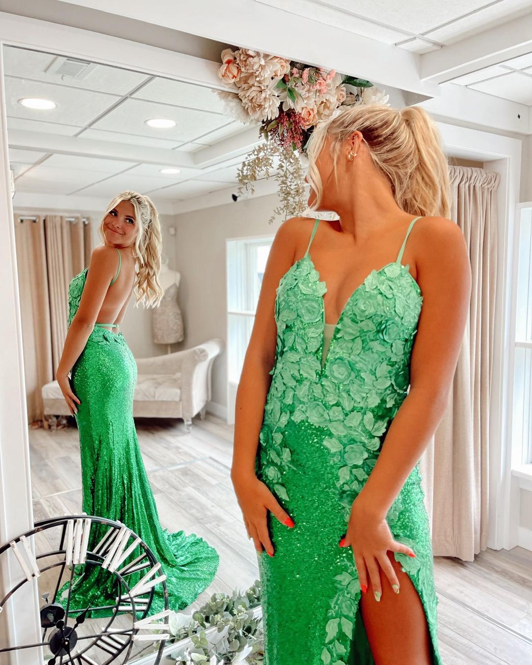 Charming Mermaid V Neck Green Sequins Long Prom Dresses with Appliques Y1692